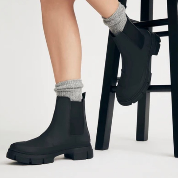 Blondo Shoes - BLONDO Helga Waterproof Chelsea Boots - Women’s Size 7.5 - NEW IN BOX